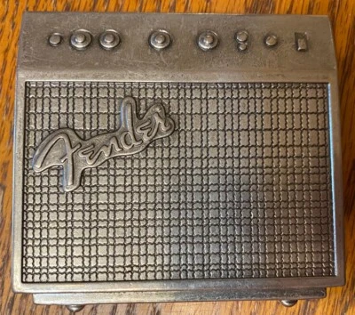 Amplificador de guitarra Fender tono plateado para hombre con hebilla de cinturón Foto 1 de 4