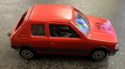 Majorette n°281/210, Peugeot 205 GTI rouge, échelle 1/53e - Photo 1/3