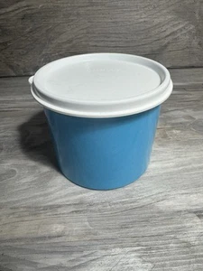 Contenedor redondo azul Tupperware de 3 1/2" de alto 4623B-3 con tapa blanca 5227A-4 - Imagen 1 de 9