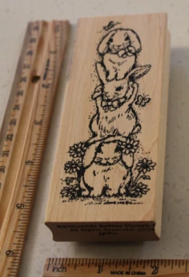 PILA DE TRES CONEJITOS CON FLORES SELLO DE GOMA MW - SELLOS DE GOMA NORTHWOODS Foto 1 de 2