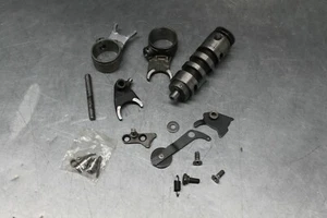Bonito conjunto de tambor de cambio y horquillas de cambio OEM Suzuki TS185 TS 185 1974 FABRICANTE DE EQUIPOS ORIGINALES USADO - Imagen 1 de 7