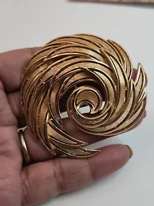 Vintage Crown Trifari Gold Tone Brooch Swirl Fashion Signed Large - Picture 1 of 14