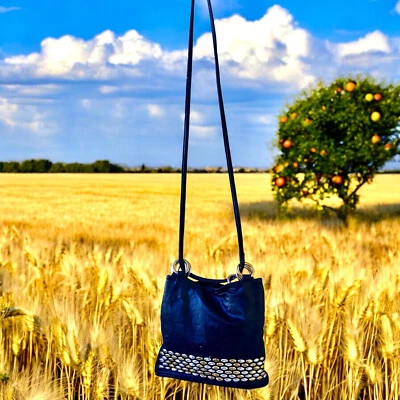 复古黑色皮革手提包银色和金色耳钉单肩包或斜挎包 — 第 1/4 张图片