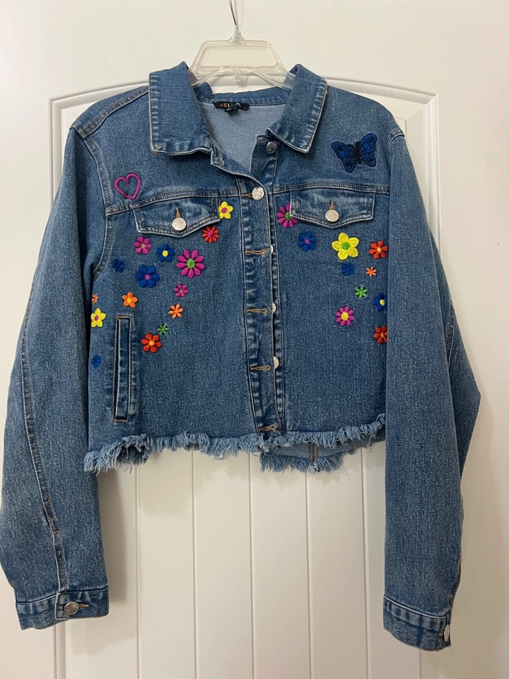 Chaqueta vaquera recortada de DELIA con flores bordadas de fábrica. Grande.  Foto 1 de 4