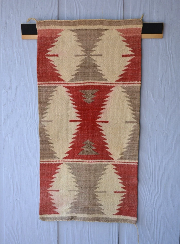 Alfombra Navajo Antigua - Patrón Diamante Dentado - Rojo Gris Blanco - 38" x 19" Foto 1 de 4