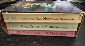 L.M. Montgomery's Emily Trilogy- Emily of New Moon, Emily Climb's, Emilys Quest - Foto 1 di 5