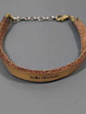 Pulsera inspiradora Laurel Denise de cuero marrón Take Chances 8 en tono dorado Foto 1 de 4