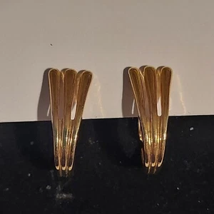 VTG Avon Goldtone Clip-on Earrings 1/2" - Picture 1 of 2