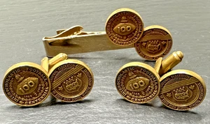 CRAVATTA E GEMELLI CENTENARIO CALCIO INTERSCOLASTICO TONO ORO 1969 M192 - Foto 1 di 10