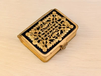 Антикварная филигранная латунная коробка для нюхательного табака/таблеток с декоративным цветочным узором длина 1,5 дюйма - Изображение 1 из 4