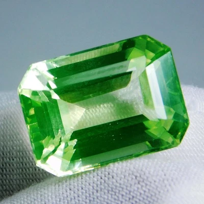 Certified 15.70 Ct Ravishing! Shimmering Lustrous Natural Green Peridot Gemstone - Image 1 of 3