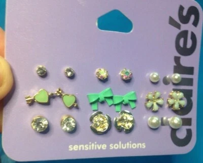 Nueve pares de pendientes de perlas de imitación con lazo de corazón de flor de estrás de Claire's ¡Nuevos! Foto 1 de 4