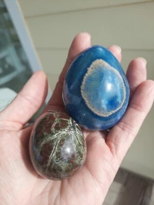 2 Mondstein Eier poliert grün mit braunem & lila/blauem Auge Briefbeschwerer - Bild 1 von 14