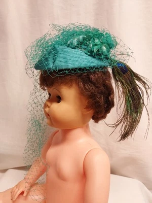 Sombrero de muñeca verde azulado de 5" con plumas de pavo real, flores, encaje - se adapta a muñecas de 22"-24" SOLO SOMBRERO Foto 1 de 4
