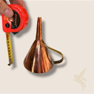 Entonnoir ancien en cuivre martelé - Photo 1/4