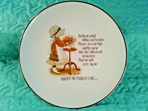 FELIZ DÍA DE LA MADRE HOLLY HOBBIE EDICIÓN CONMEMORATIVA 10.25" PLACA PORCELANA 1975 - Imagen 1 de 10
