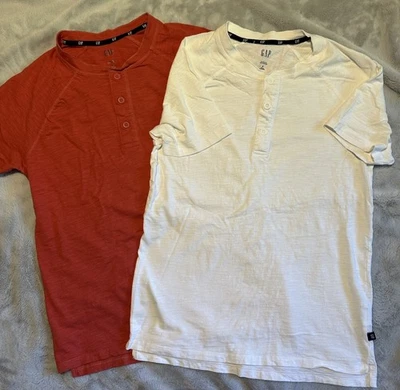 LOTE de 2 NUEVOS SIN ETIQUETAS GAP Para hombres Suave Manga Corta Medio Botón Cuello Slub Henley Pequeño Foto 1 de 4