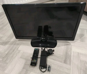 LG 26LS3500 Television With Remote And Power Cable - Picture 1 of 8