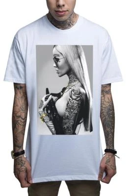 Camiseta Mafiosa Rubia Atómica Tatuada Sexy Mujer Urbana Blanca Pistolas Tinta Para Hombre Foto 1 de 3