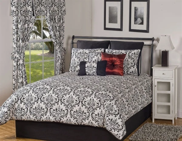 4pc Black/White Classic Medallion Damask Comforter Set Full - Image 1 of 1