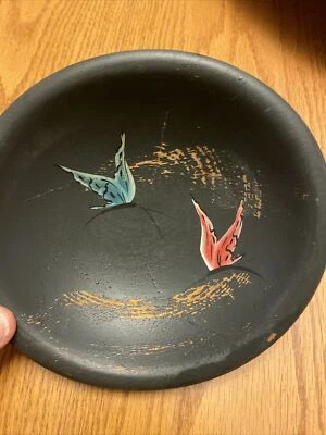 MUNISING Mariposas pintadas a mano sobre carbón negro primitivo granja madera cuenco Foto 1 de 4