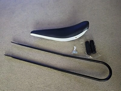 ASIENTO DE BICICLETA BANANA NEGRO/BLANCO, BARRA NEGRA SISSY Y EMPUÑADURAS, PARA CRUCEROS DE PLAYA DE 26" Foto 1 de 4