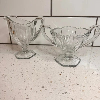 Juego de crema y azucarero vintage de vidrio transparente con diseño floral grabado con ruedas Foto 1 de 4