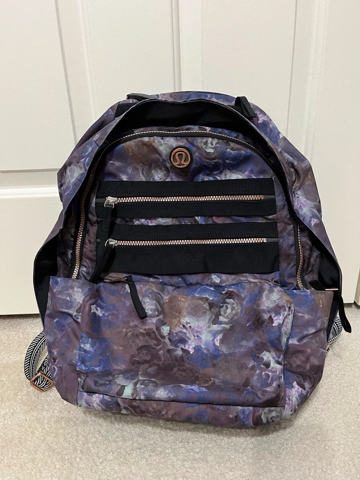Mochila Lululemon Pack To Reality Exploded Moody Mirage Earl Grey Alberta Lake Foto 1 de 4