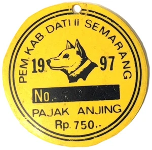 Targhetta cane Semarang Indonesia 1997 gialla alluminio vintage dog tax license - Picture 1 of 2