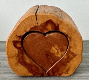 Vintage Volkskunst Hand Herz geschnitzt massiv Zedernholz Holz Schmuckkästchen - Bild 1 von 10