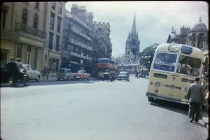 Scivolo 35mm Vintage 1958 - Londra, Inghilterra Street Scene, Oxford Univ. - Kodachrome - Foto 1 di 1
