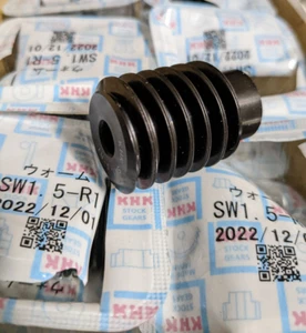 Kohara Gear KHK SW1.5-R1 Module m1.5, one start RH, 20mm dia, 40mm length NEW - Picture 1 of 4