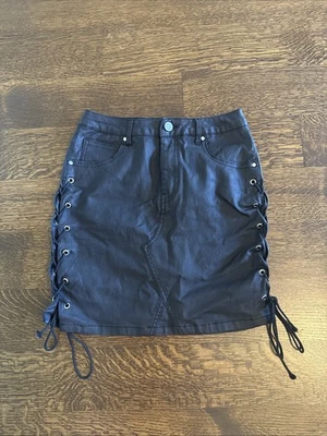 Mini-saia preta de couro sintético com cadarço lateral - Imagem 1 de 4