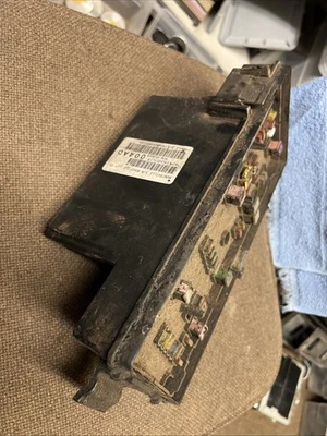 Dodge RAM 2500 3500 2008-2009 2X2 diésel OEM TIPM caja de fusibles 68028004 Foto 1 de 4