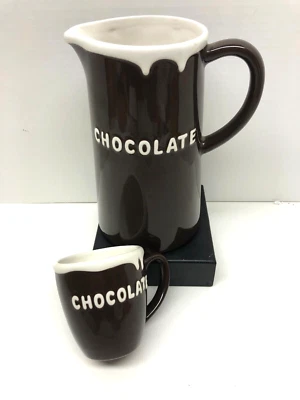 Jarra de cerámica Pottery Barn chocolate borde blanco grande 9 1/2" con taza individual Foto 1 de 4