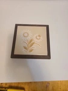 Soporte de placa caliente de madera y azulejo SASSUOLO vintage de los años 70 remache ITALIA flores silvestres - Imagen 1 de 7