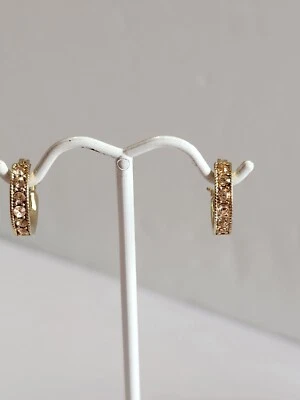 Pendientes de aro con bloqueo de cristal rosa de 1/2" enchapados en oro amarillo de 10k Foto 1 de 4