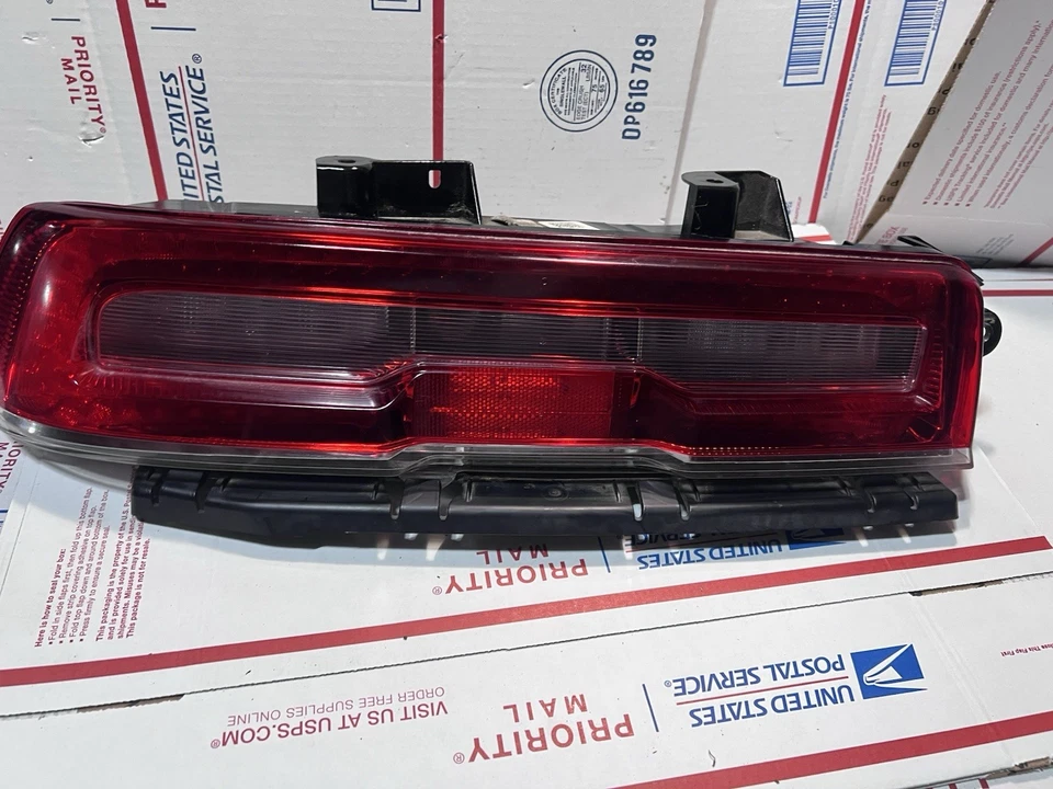 Conjunto de lámpara de luz trasera LED del lado del conductor trasero izquierdo Chevrolet Camaro SS 14-15 OEM Foto 1 de 4