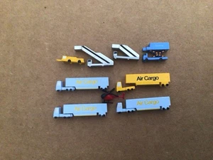 Herpa 1:500 Flughafen Zubehör Konvolut LKW, Treppen, Beleuchtung und Hubschrauber. - Bild 1 von 5