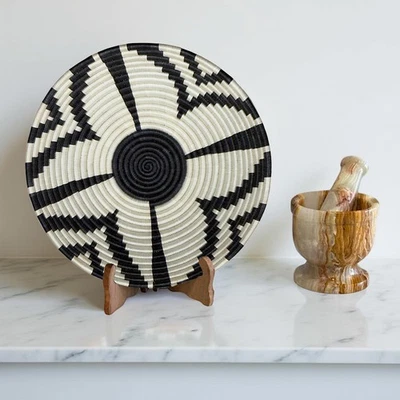 Cesta africana tejida a mano de sisal en negro, floral natural - varios tamaños Foto 1 de 4