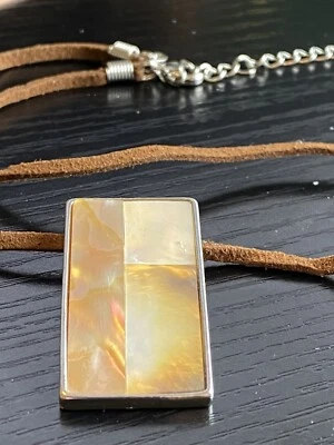 Colar Lia Sophia cordão de couro pingente tom prata com incrustação marrom assinado - Imagem 1 de 4