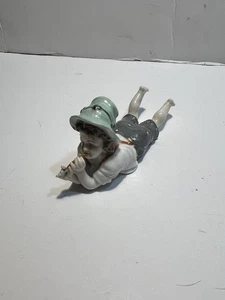 Antiguo niño acostado tocando flauta, estatuilla de porcelana alemana - Imagen 1 de 7