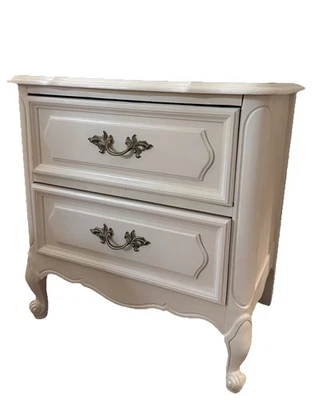 Mesita de noche francesa provincial francesa de dos cajones antigua blanca de mediados de siglo Foto 1 de 4