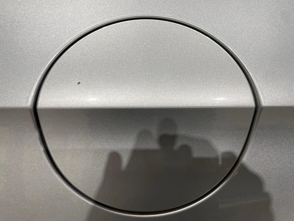 09-17 VW CC Reflex Silver Metallic-8E Fuel Gas Tank Door Cover Lid - Изображение 1 из 1