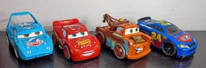 Lightning Mcqueen, camión de remolque Mater, Jackson Storm, Pixar Cars Shake 'n Go NASCAR - Imagen 1 de 5
