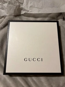 GUCCI leere Geschenkbox 10" x 10" x 1,5"h mit Seidenpapier, schwarz weiß - Bild 1 von 5