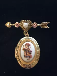 Vintage Avon Amor Engel Kunstperlen Strass Medaillon Herz Pfeil Brosche Anstecknadel - Bild 1 von 6