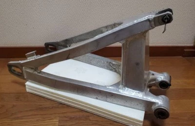 Brazo basculante de aluminio genuino usado Yamaha TZ250 TZ 1980-1982 Foto 1 de 4