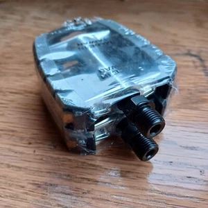 Brand New Bicycle Flat Pedals With Reflective Stripes - Picture 1 of 4