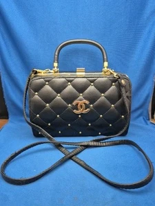Estuche de tocador Chanel de charol atemporal - Imagen 1 de 24